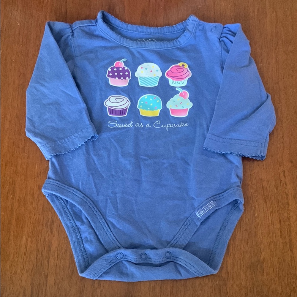 🍓3/$10 The Children’s Place Blue Long-Sleeve Onesie with Cupcake Graphics 3-6m